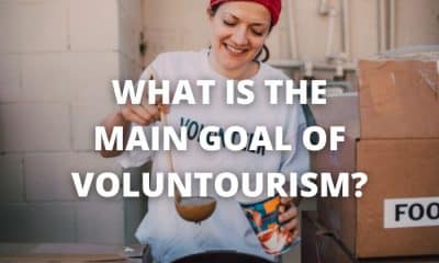 What is the main goal of voluntourism?